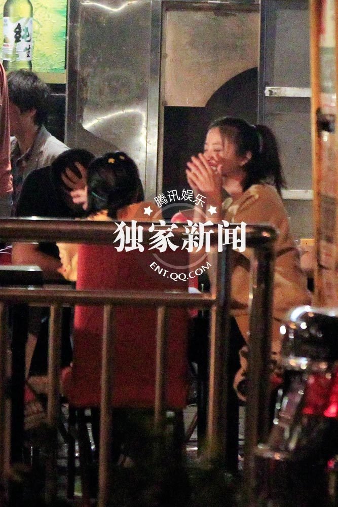 黃小蕾夜店醉酒 向?qū)汃R男投懷送抱