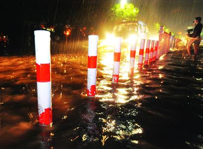 膠南暴雨路面積水