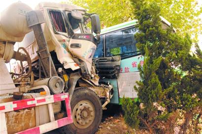 半路殺出摩托車 攪拌車頂公交沖向溝乘客破相