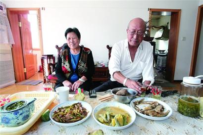 青島神仙眷侶歸隱深山 數(shù)星星入夢(mèng)被鳥鳴喚醒