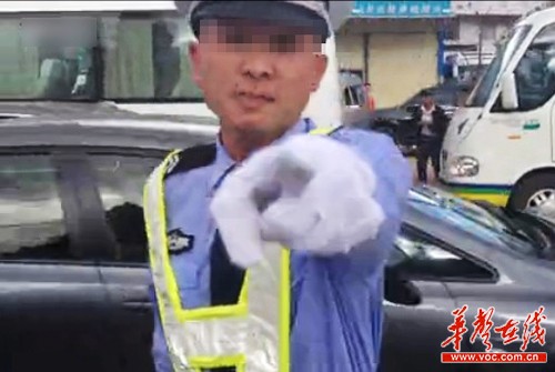 云南一協(xié)警大罵游客遭偷拍 官方稱(chēng)已停其職務(wù)