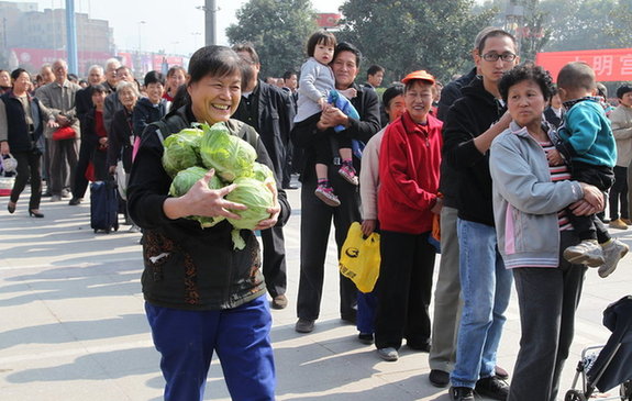 西安發(fā)放六萬斤免費菜 三小時吸引6000市民