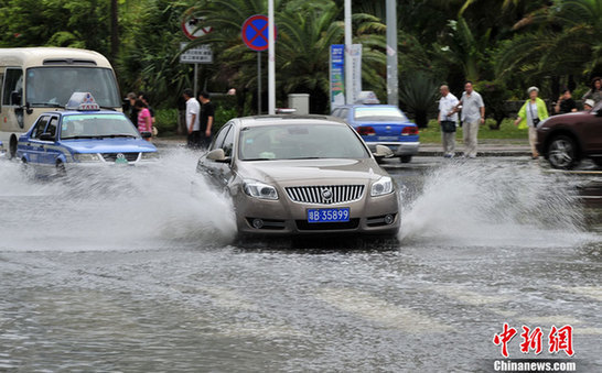 臺風(fēng)山神過境三亞大風(fēng)暴雨 市民街上下網(wǎng)捕魚