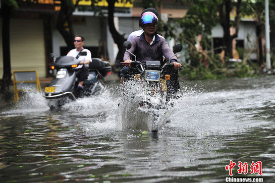 臺風(fēng)山神過境三亞大風(fēng)暴雨 市民街上下網(wǎng)捕魚