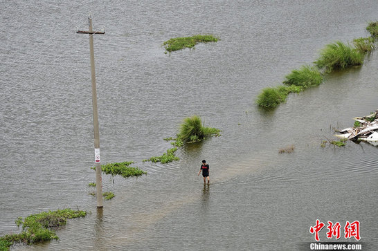 臺風(fēng)山神過境三亞大風(fēng)暴雨 市民街上下網(wǎng)捕魚