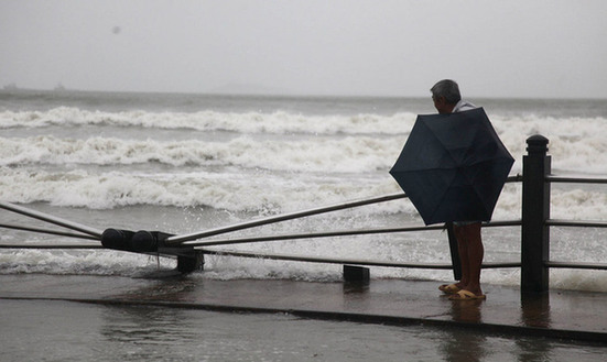 臺風(fēng)山神過境三亞大風(fēng)暴雨 市民街上下網(wǎng)捕魚