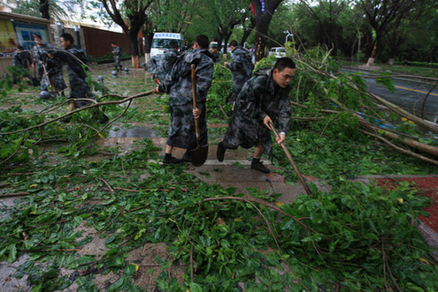 臺風(fēng)山神過境三亞大風(fēng)暴雨 市民街上下網(wǎng)捕魚