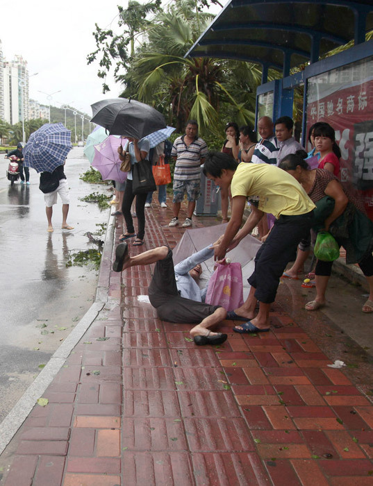 臺風(fēng)山神過境三亞大風(fēng)暴雨 市民街上下網(wǎng)捕魚