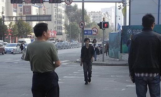 體驗(yàn)青島式過馬路:行人組團(tuán)肉搏擁堵車道