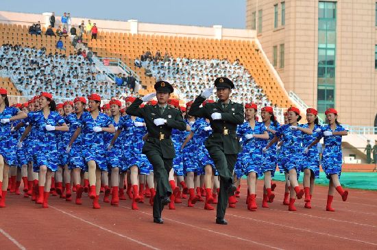 青島軍訓(xùn)大閱兵:女生海藍(lán)短裙紅貝雷帽風(fēng)姿迷人