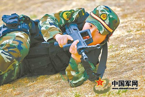 中國女兵走向作戰(zhàn)崗位：風(fēng)吹玉手煉鐵骨(圖)