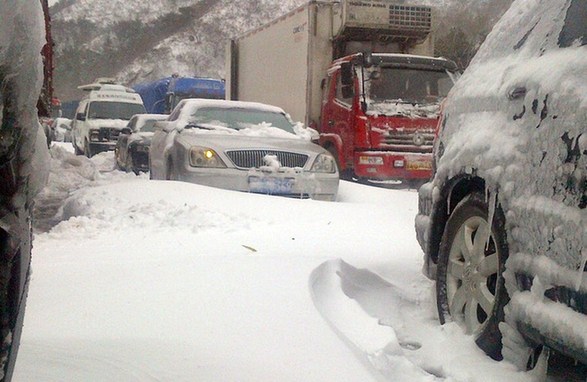 北京大雪高速積雪嚴(yán)重致?lián)矶?武警給司機(jī)送飯