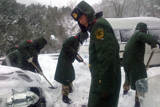 北京大雪高速積雪嚴重致?lián)矶?武警給司機送飯