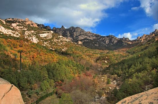 嶗山昨日喜迎初雪 曬大美巨峰深秋紅葉