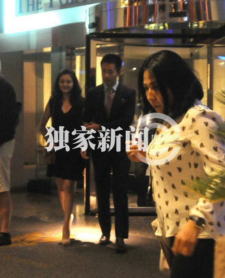 大S汪小菲情侶裝“飛躍”長城 曝婚后恩愛細節(jié)(組圖)