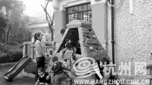 上海一所公辦幼兒園內(nèi)，老師看護著孩子們做游戲。 見習(xí)記者 劉彥朋 攝