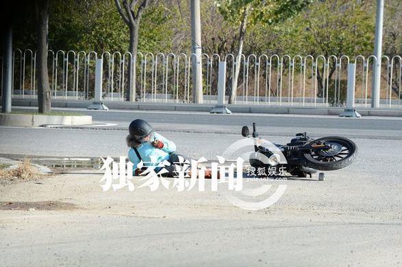 愛戴與神秘男騎機車狂飆出車禍 倒地不起電話求救