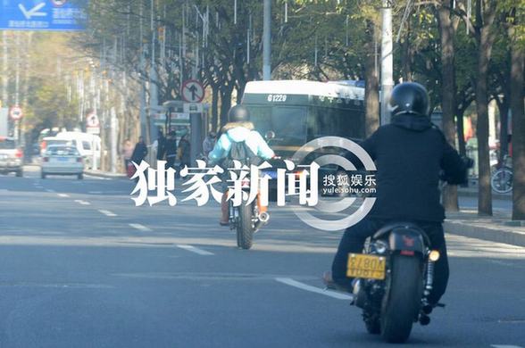 愛戴與神秘男騎機車狂飆出車禍 倒地不起電話求救