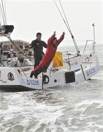 青島人郭川沖擊環(huán)球航海極限 妻子磕頭祈福送行