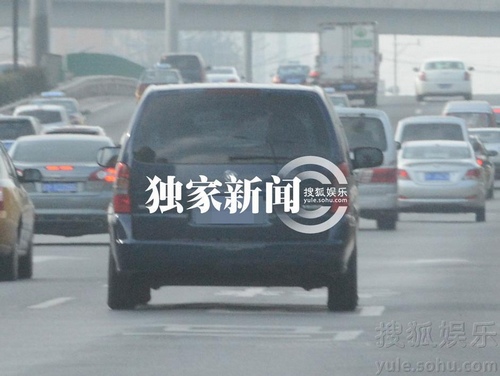 董潔躲在車(chē)中吃路邊攤