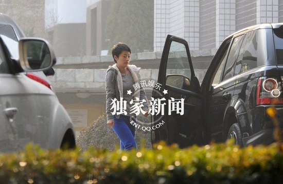 馬伊琍帶女兒悠閑逛商場 著急找不到車位面露難色