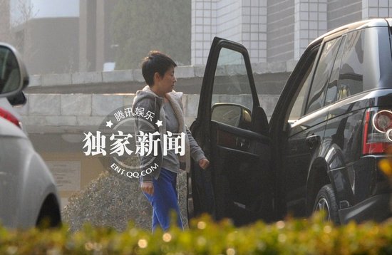 馬伊琍帶女兒悠閑逛商場 著急找不到車位面露難色