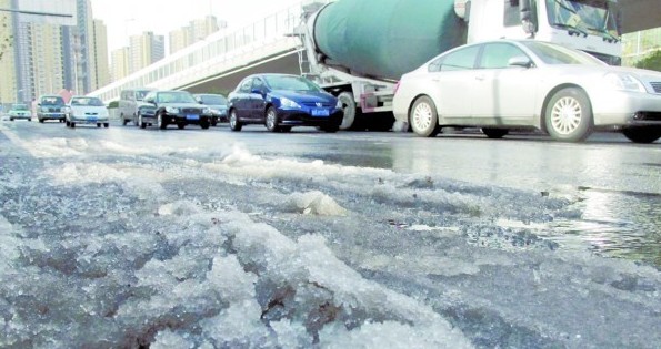 青島古力冒溢陡路面變冰面 過路車輛溜冰