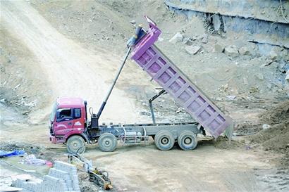 大貨擋板一掌拍死司機