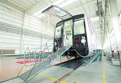 中國(guó)首列輕量化不銹鋼A型地鐵車(chē)輛青島下線