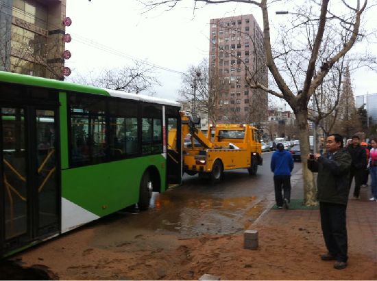 延安三路地陷公交陷地坑 吊車急救