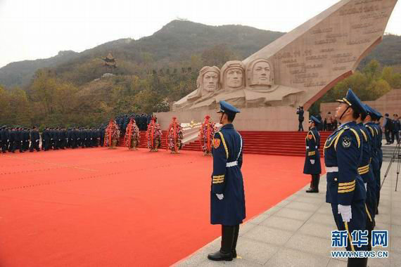 資料圖：中國空軍官兵瞻仰空軍英雄紀念墻。