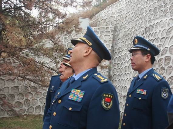 資料圖：空軍首長(zhǎng)瞻仰空軍英雄紀(jì)念墻。