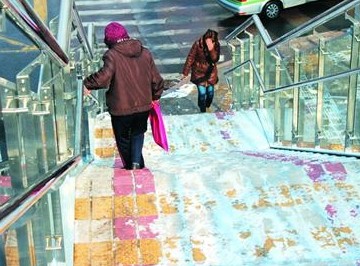 過(guò)街天橋鋪彩磚 下雪天青島市民頻摔跤不敢走