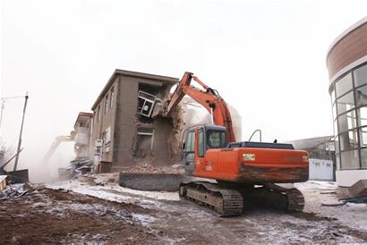 麥島最后釘子戶被強(qiáng)拆 房主水缸搬上車