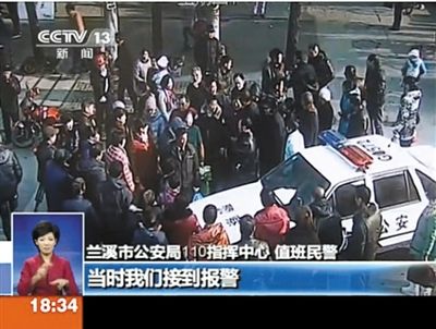 浙江蘭溪，警車遭到“全能神”教徒圍堵。央視視頻截圖