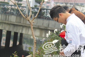 幾天來，不斷有永康市民自發(fā)來到救人現(xiàn)場(chǎng)祭奠。