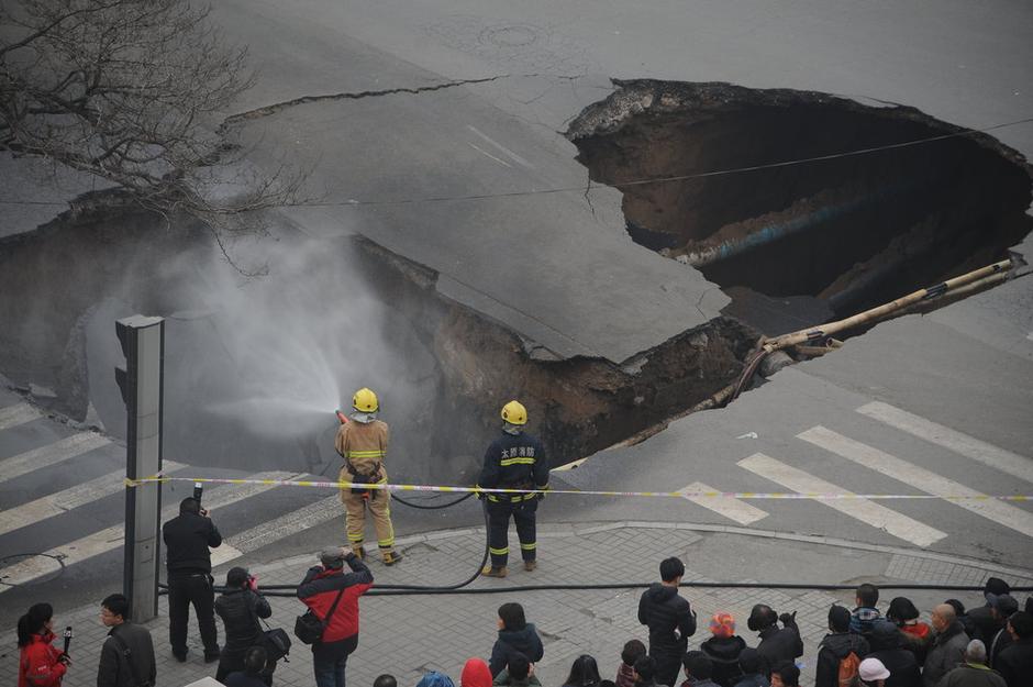 太原路面塌陷 煤氣管道被壓斷