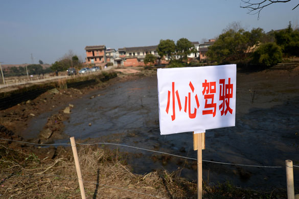 貴溪市交通部門在事故現(xiàn)場設(shè)置了“小心駕駛”警示牌（2012年12月25日攝）。 攝影：新華社記者 周科