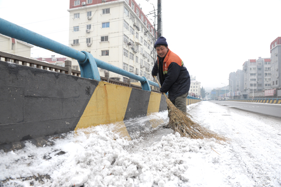 青島氣溫又跌落冰冷低谷 多地飄雪寒意濃