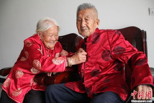 江蘇百歲老人葛克圣、闕金芳已結(jié)婚80年，慶祝重陽節(jié)(資料圖。  