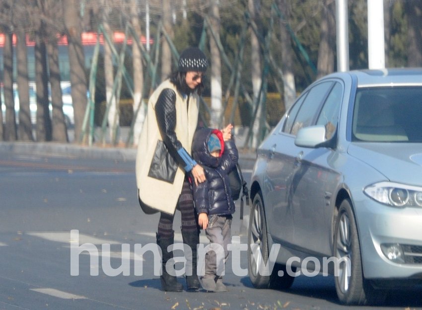 董潔離婚后避居大連 開豪車接送愛子