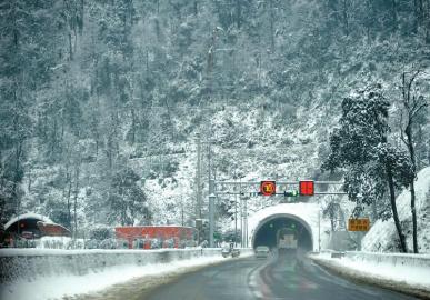 白雪覆蓋的雅西高速泥巴山隧道。張磊攝