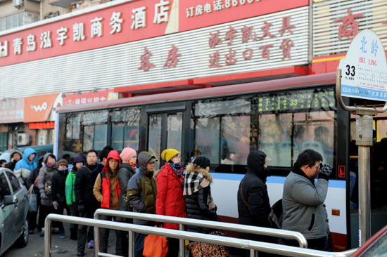 北嶺車站排隊乘車成一景