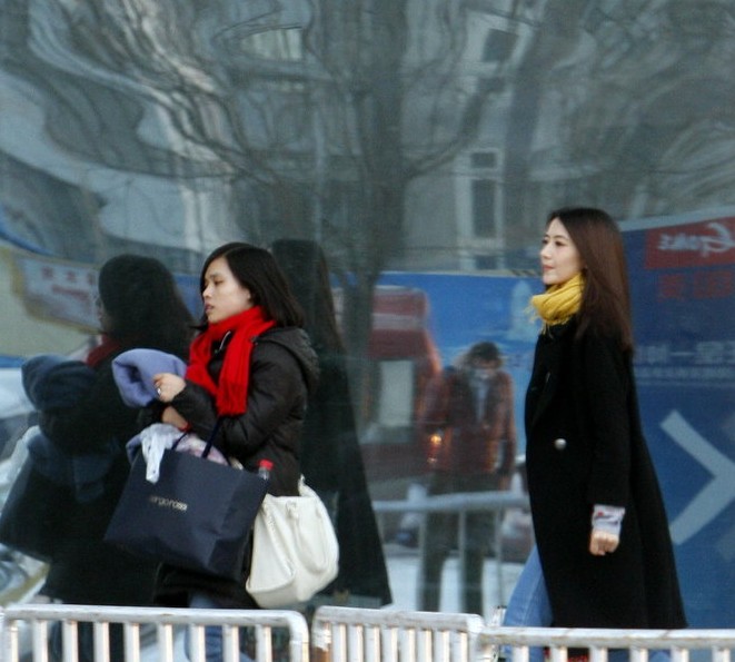 高圓圓長發(fā)披肩穿黑風衣 熟女味兒濃不減清純