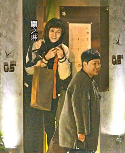 50歲關(guān)之琳被疑好事將近 把酒會友神采飛揚(yáng)(圖)