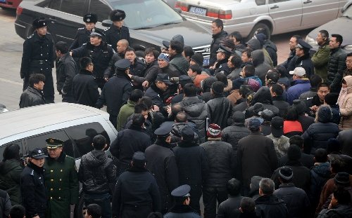 外交公寓50余民工討薪 武警排人墻阻止