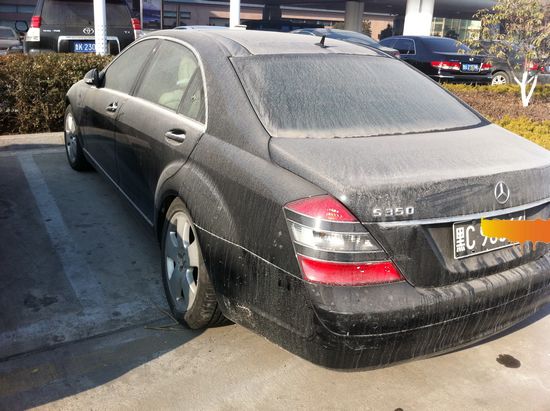 獨家:神秘奔馳機場擱淺 停車費恐累積到天價