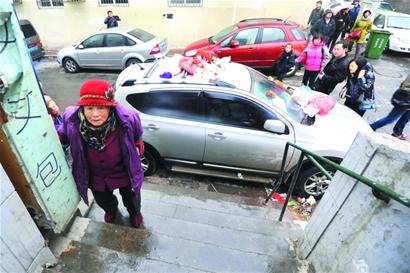 越野亂停車堵住居民樓門 被扔滿垃圾