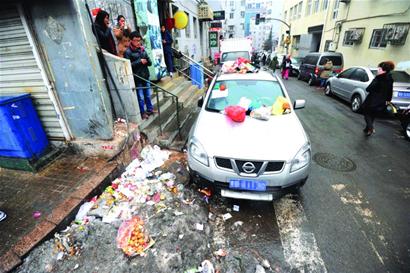 越野亂停車堵住居民樓門 被扔滿垃圾