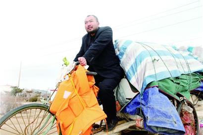 小麥島流浪王欲將三輪車改造成船 海中航行回老家